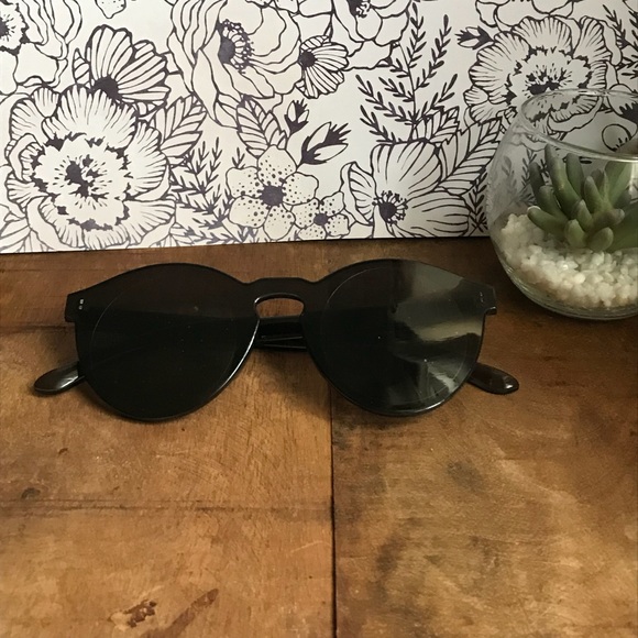 Black frameless sunglasses with case - Picture 2 of 6